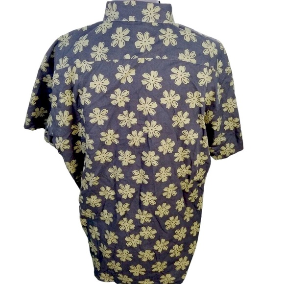 UNTUCKit Shirt Short Sleeve Button Up Mens M Floral Gray Pit To Pit 20” - Picture 4 of 4